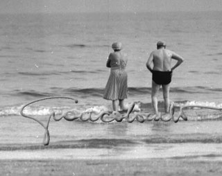 Winston Churchill fa il bagno con la sorella alla spiaggia dell'Hotel Excelsior, Lido di Venezia, 1951