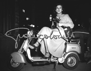 La fotografa Liliana in lambretta, Milano, 1949