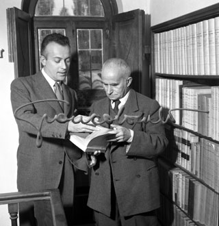 Former president Luigi Einaudi with his son Giulio at home. Dogliani, 1959