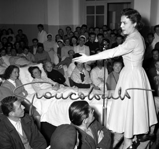 Jula De Palma singing for ill people. Sanremo, 1957