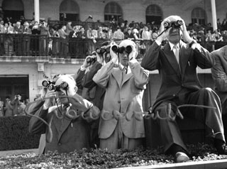 Horse-racing audience. 1951