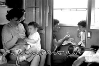 Emigrants on a train, 1962