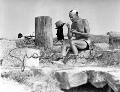 A pinch of snuff after the bath in Danube, Vienna, 1951