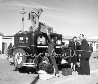 Family is leaving, Algeciras, 1952