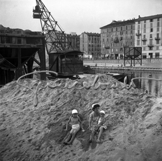 Kids at the dock. Naviglio Grande, 1948