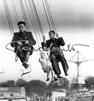 Soldati russi sulla giostra al Prater, Vienna, 1951