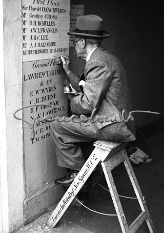 Il ritocco dei nominativi degli inquilini, Londra 1951