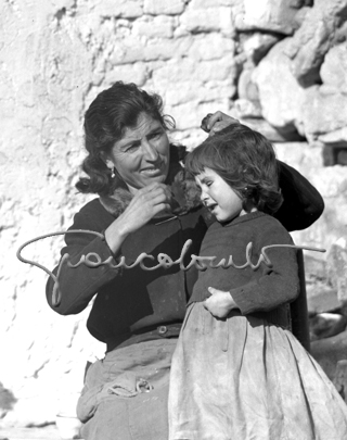 Una bimba gitana con la sua mamma, Madrid, 1952