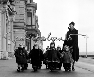 Maestra d'asilo con i suoi bambini, Leningrado, 1956