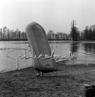 Prova di un canotto al lago Malaspina. Milano, 1965