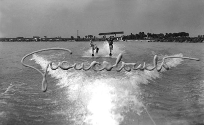 Scuola di sci d'acqua all'idroscalo. Milano, 1949