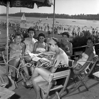 Bagnanti all'idroscalo. Milano, 1952