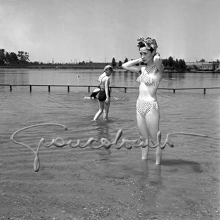 Bagnanti all'idroscalo. Milano, 1952