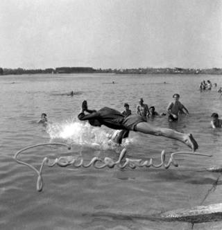 Bagnanti all'idroscalo. Milano, 1952