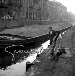 Giorgio Gaber e Patricia Carli sul Naviglio. Milano, 1964