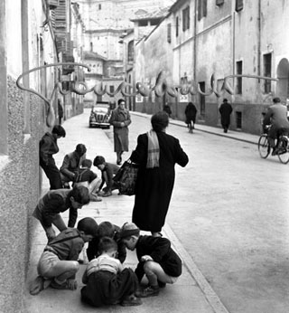 Giochi di bambini. Parma, 1951. 