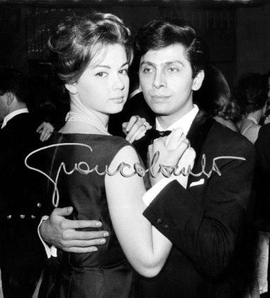 Mario Valentino con Lorella De Luca alla prima sfilata all'Hotel Principe e Savoia. Milano, 1960