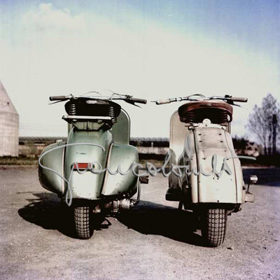 Comparazione tra scooter: a sinistra la Vespa, a destra la Lambretta. 1952