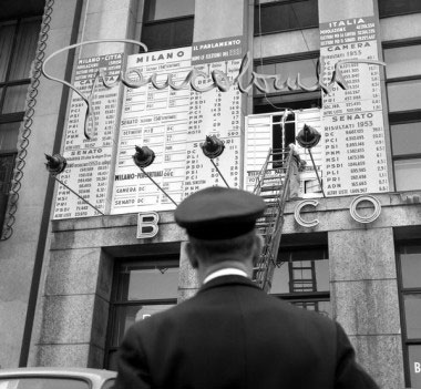 Elezioni politiche '58 - Esposizione dei risultati elettorali al Palazzo dei Giornali Milano , Piazza Cavour, giugno 1958