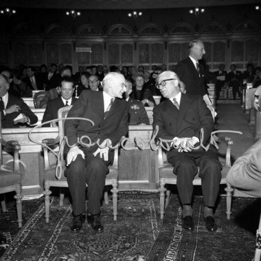 Il Ministro per gli Affari Esteri Antonio Segni con Giovanni Gronchi, Presidente della Repubblica al Premio Balzan. Palazzo Federale, Sala del Consiglio Nazionale. Berna, 2 marzo 1962