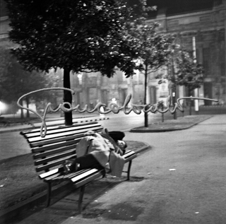 La Stazione Centrale di notte. Piazzale Duca d'Aosta. Milano, 1957