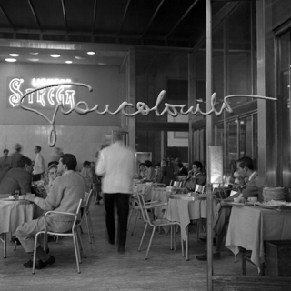 Il bar della Stazione Centrale di Milano, 1957