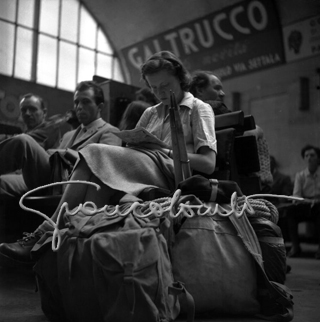 Viaggiatori in attesa in Stazione Centrale. Milano, 1948