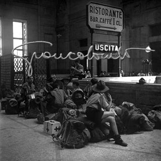 Boy-Scouts alla Stazione Centrale. Milano, 1948