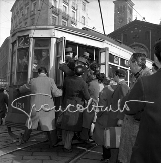 Coda al Tram alla fermata di Piazza San Babila, Milano, 1952