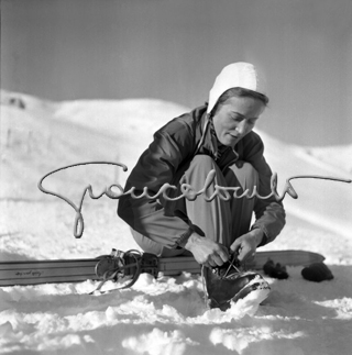 Allenamenti degli Azzurri di sci per la selezione della squadra che parteciperà alle Olimpiadi Invernali di Cortina d'Ampezzo nel 1956. Giuliana Minuzzo Chenal, olimpionica a Oslo 1952 (Bronzo) e Cortina 1956. Sestriere (TO), 20 dicembre 1954