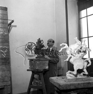 Lucio Fontana con le sculture per le porte del Duomo. Milano, 1951