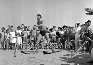 Kirk Douglas sulla spiaggia dell'Hotel Excelsior. Mostra del Cinema di Venezia, 1953