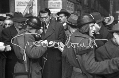 Retata e controllo documenti della polizia in Piazza del Duomo. Milano, 1946