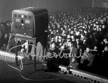 Il cinema interrompe la proiezione per la trasmissione "Lascia o Raddoppia?". Carpi, 1956.