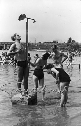 Bagnanti all'idroscalo. Milano, 1947